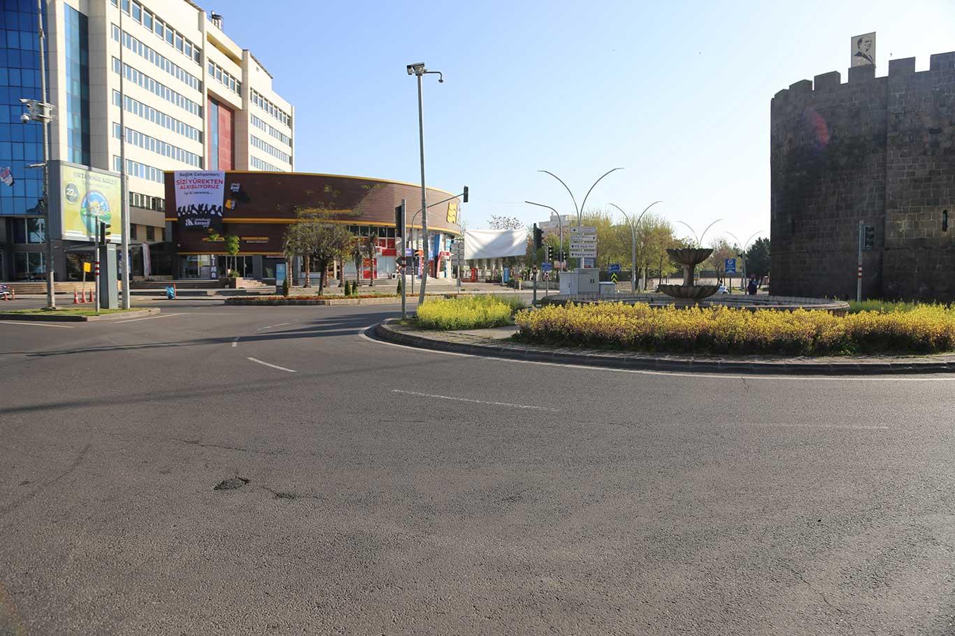 Sokağa çıkma yasağı ile birlikte Diyarbakır bir kez daha sessizliğe büründü Sokağa çıkma yasağı ile birlikte Diyarbakır bir kez daha sessizliğe büründü